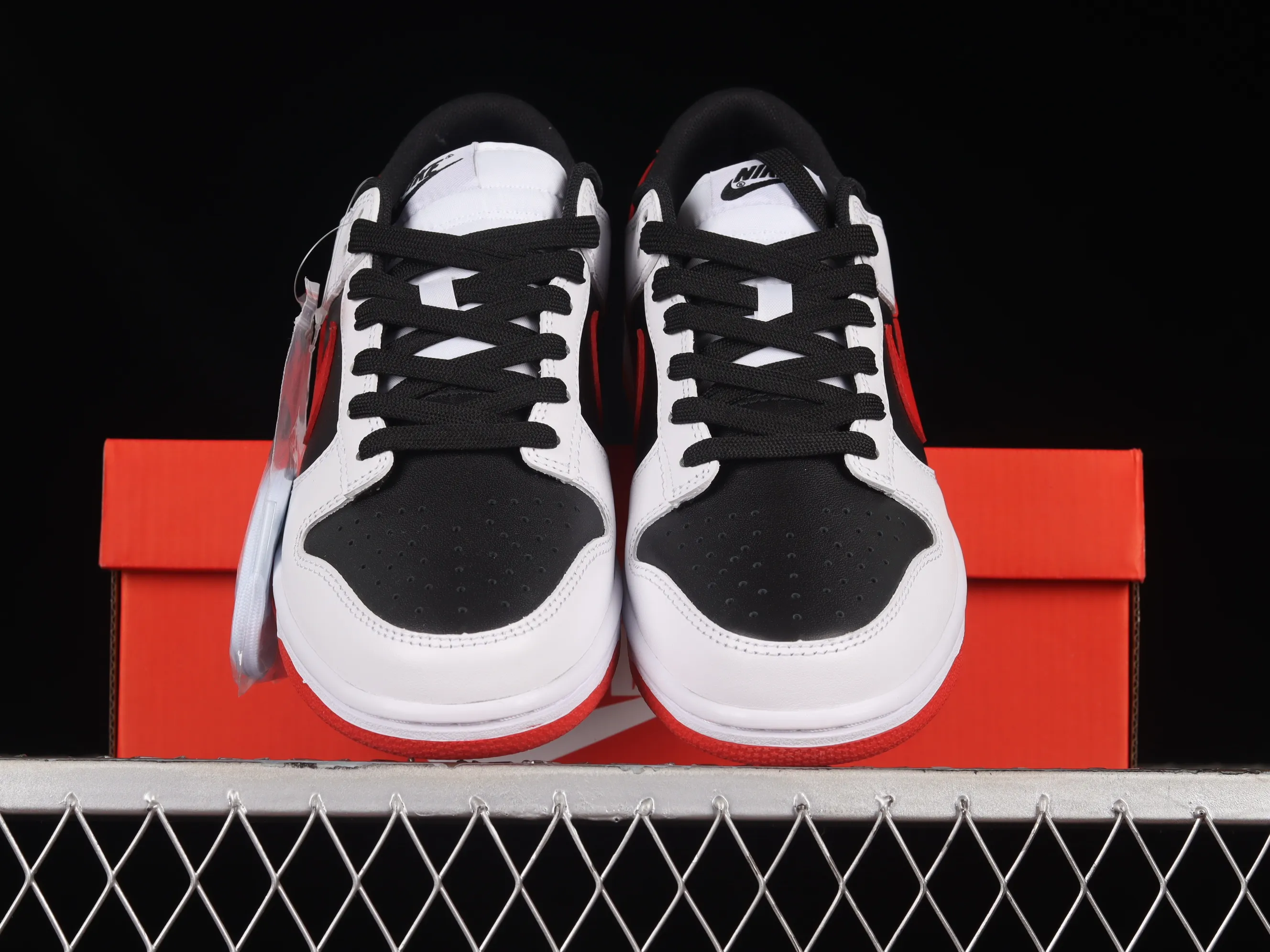 All categories Nk SB Dunk series Nk SB Dunk Low low-top sneakers Nk Dunk Low white, black and red color matching SB low-top sports and leisure sneakers FD9762-061